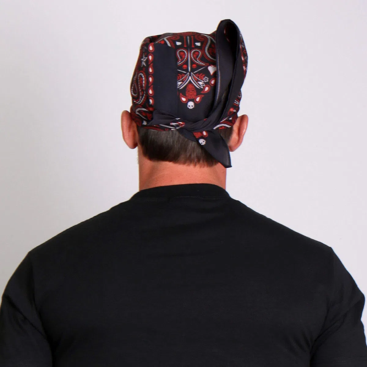 Hot Leathers Paisley Skulls Bandana (Negro/Rojo, 21" x 21")