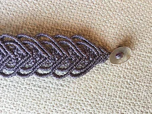 Pulsera macrame corazones lila oscuro hecha a mano con hilo encerado Mide aprox. 17 cm. de largo y 3 cm. de ancho .Cierra con botón