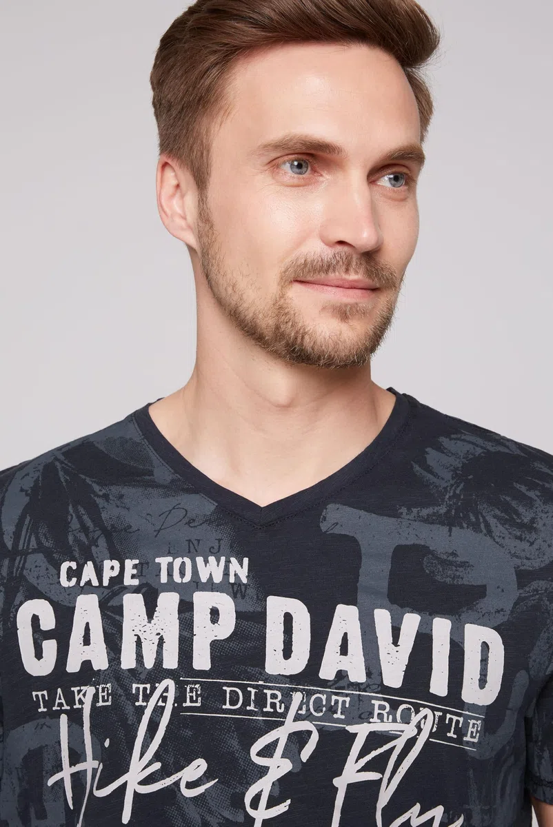 Camp David Camiseta para hombre con cuello en V con todo el estampado