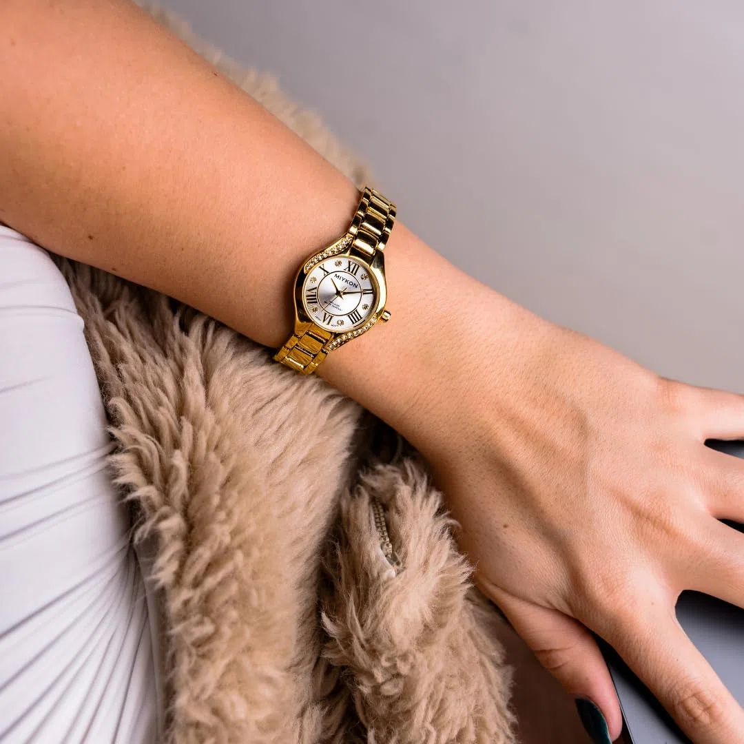 Miykon Relojes de plata y oro para mujer, pequeño y delicado reloj para mujer con cristales auténticos, pulsera de joyería para mujer pulida con iones, vidrio resistente a los arañazos, cuarzo japonés