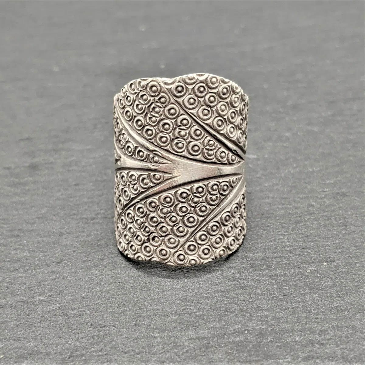 81stgeneration Hill Tribe Anillo de Plata con Forma de Árbol | Anillo Ancho Ajustable con Patrón de Círculo Grabado | Joyas Únicas Inspiradas en la Naturaleza para Mujer | Anillos de Hojas Bohemios