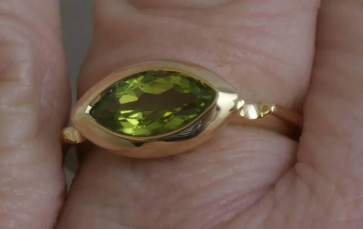 Anillo de Plata de Ley con baño de oro y Peridoto Marquesa