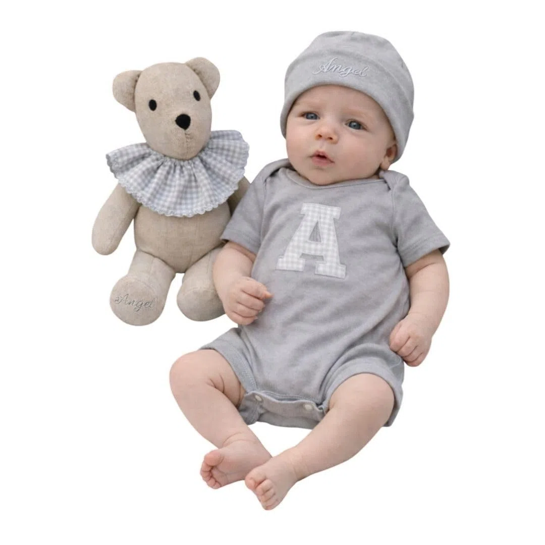 Nenel Conjunto Bebé 3 piezas personalizado – Body, gorro y oso para neonatos con nombre e inicial – Set nacimiento 3 piezas body, gorrito y peluche – Regalo recién nacidos - Manga corta