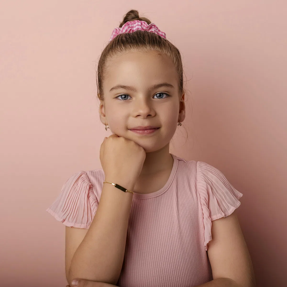 Sakrami Pulsera infantil Holly de oro de 9 kt con placa + Joya con caja personalizada + Idea de regalo para ocasiones especiales de nacimiento, bautizo y comunión + Caja de regalo personalizada