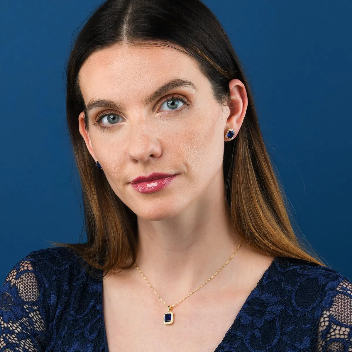 Diamond Treats Collar con Colgante de Talla Esmeralda para Mujer, Collar Plata de Ley 925 con una Piedra de Color y Pequeñas Piedras de Circonitas, Collar Mujer en Plata 925 Para Mujer