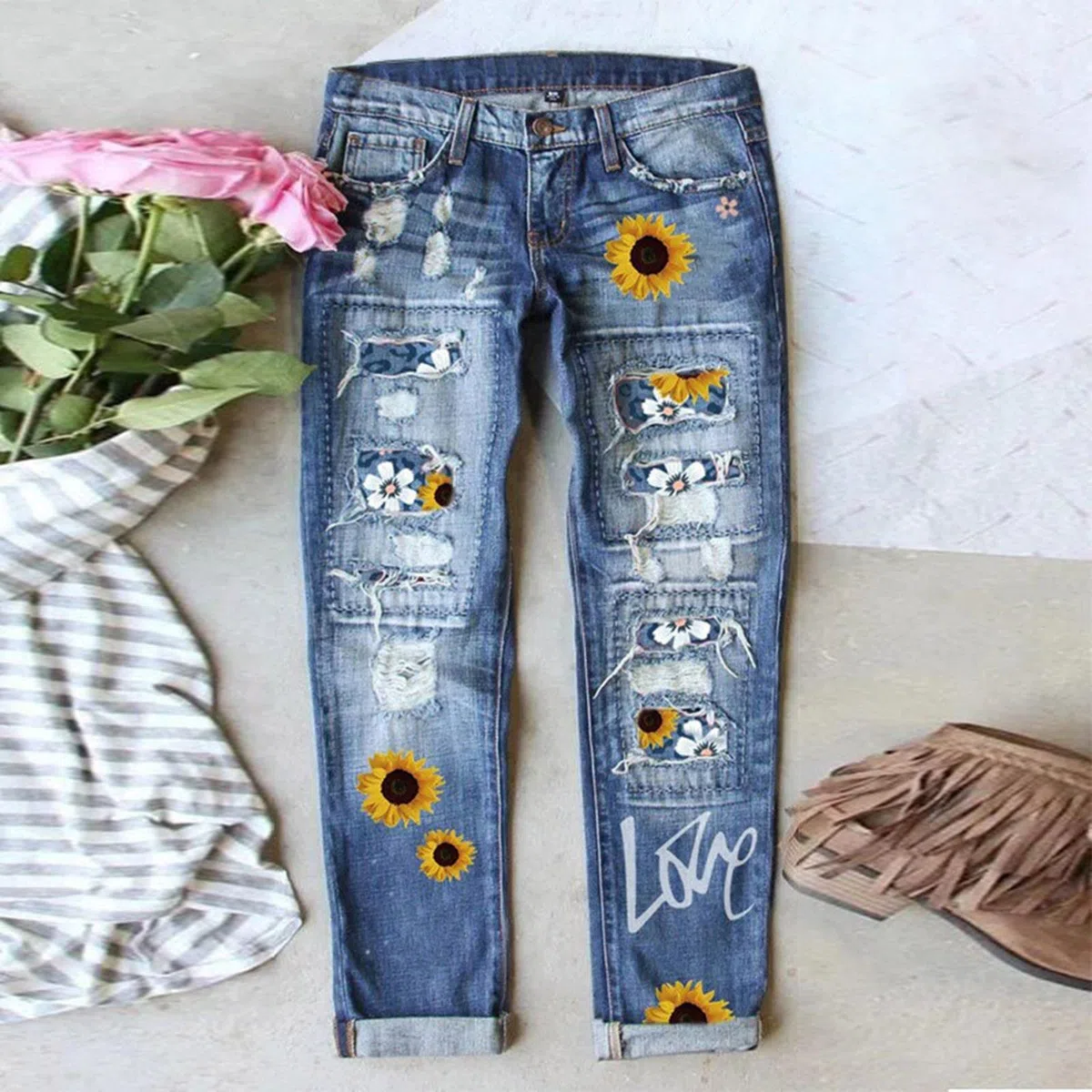 Pantalón Vaquero Recto de Mujer con Diseño Perforado y Estampado Urbano para un Estilo Callejero Moderno y Versátil