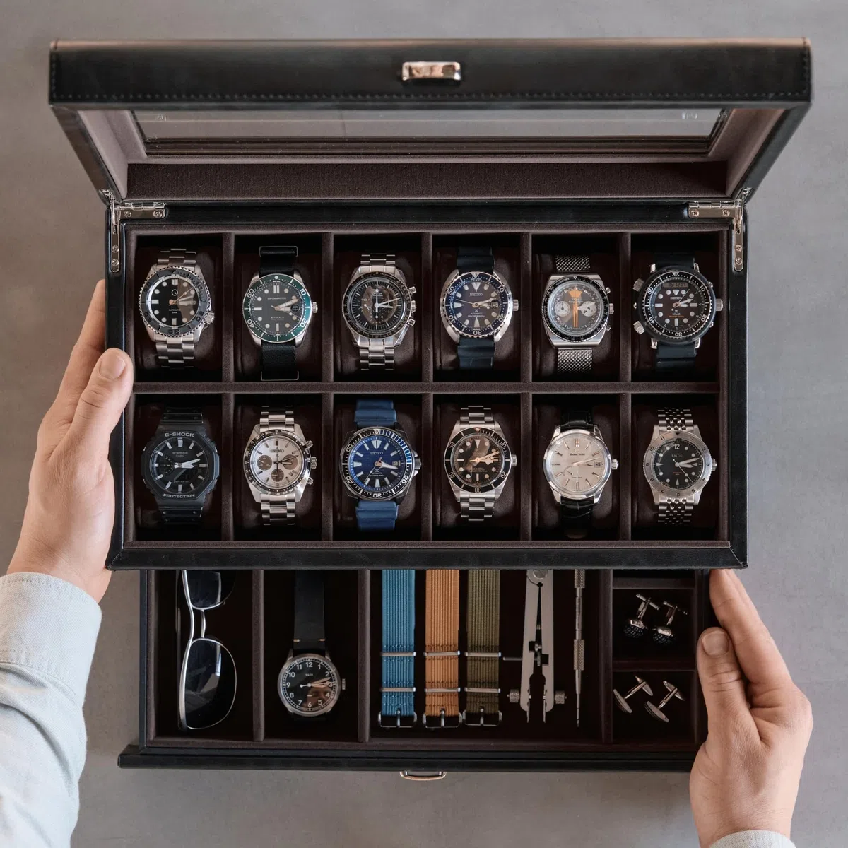 TAWBURY Caja de reloj de 12 ranuras con cajón de almacenamiento, caja de reloj de piel sintética negra de alta calidad para hombre, fácil apertura con una sola mano, interior de terciopelo de felpa