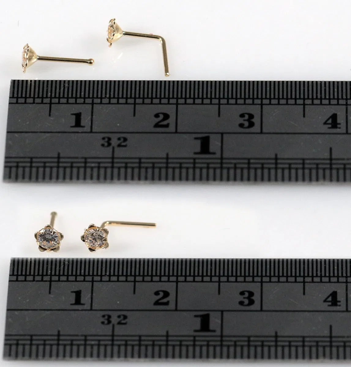 Piercing de nariz de oro amarillo macizo de 14 quilates con circonita cúbica sobre flor