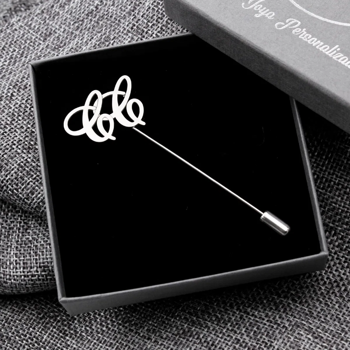 Alfiler de Solapa Personalizado con Iniciales en Plata de Ley 925 – Accesorio Elegante para Traje, Boda y Eventos – Regalo Original para Novio
