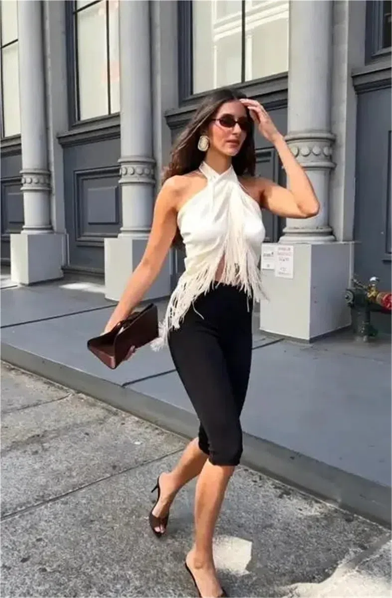 Crop Delantero Cruzado con Flecos y borlas Halter de satén Beige | Chaleco corto sin mangas, ropa urbana de verano, top nocturno, detalle de flecos
