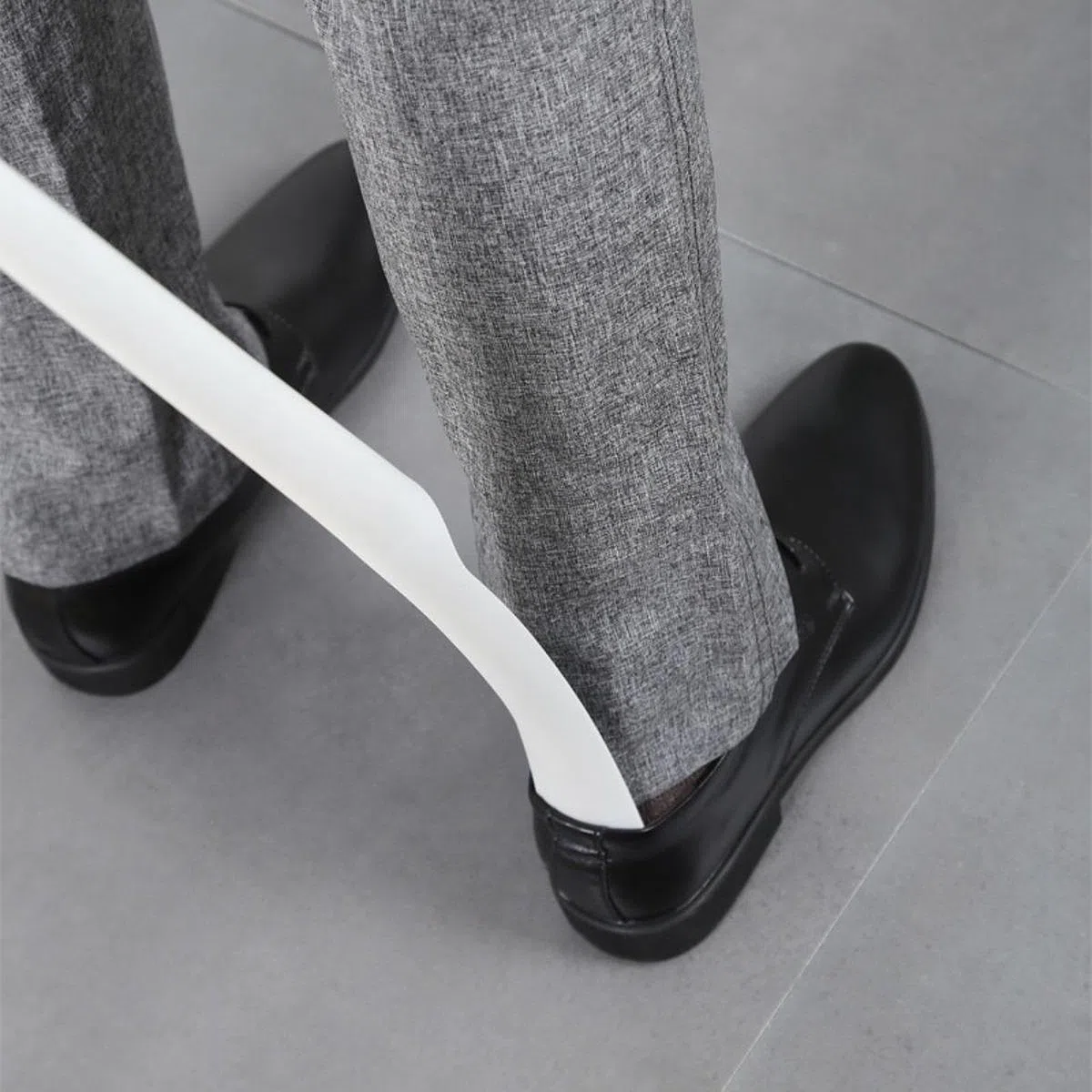 Calzador Largo con Mango Ergonómico Calzador de Zapatos Ayudante de Calzado Elevador de Zapatos Portátil Material Pp y Nailon Adecuado para Adultos