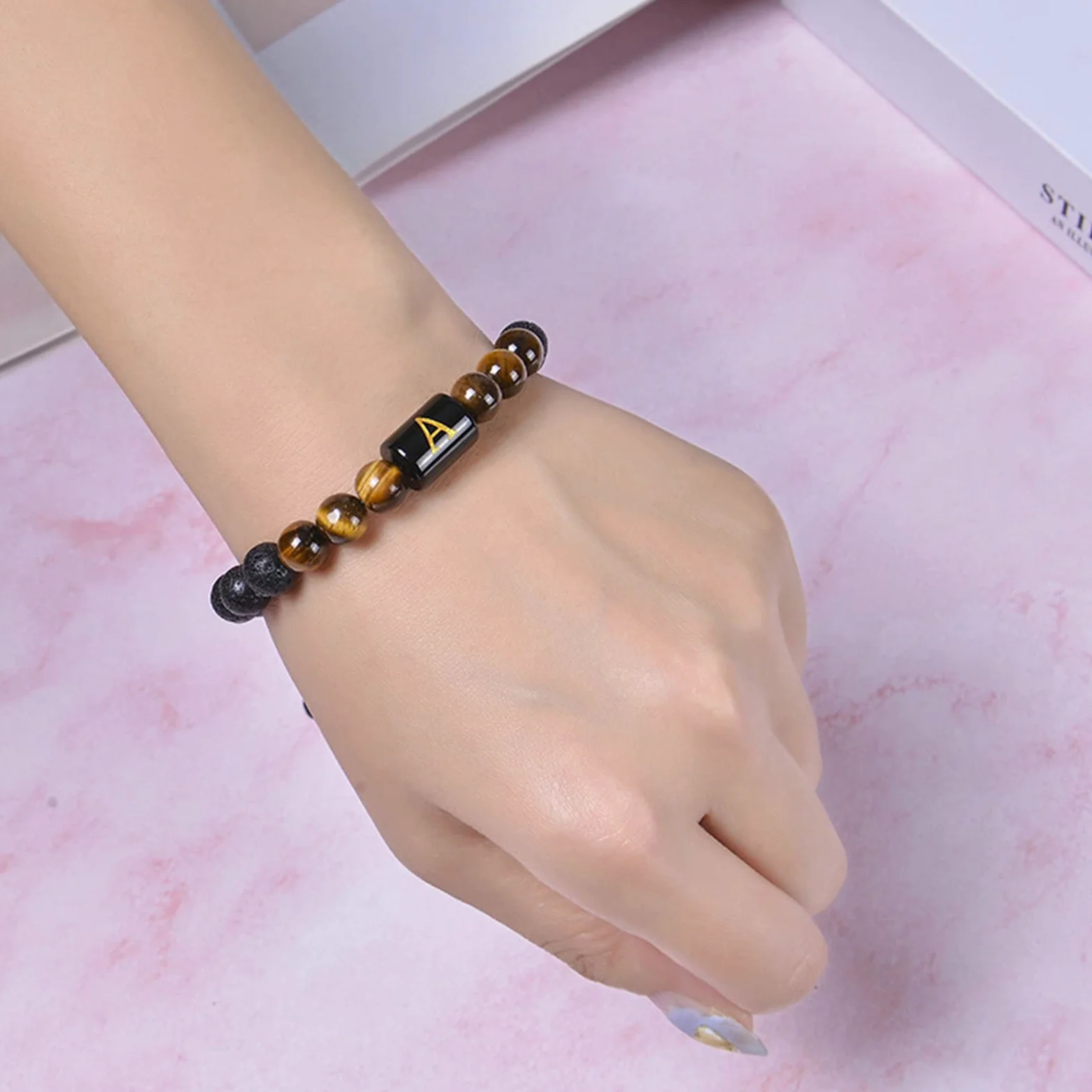 Pulsera difusora de aceites Esenciales Roca de Lava, Piedra de Lava Pulsera de Piedra de Ojo de Tigre con Letra AZ Pulseras Ajustables para Mujer 29,2 CM