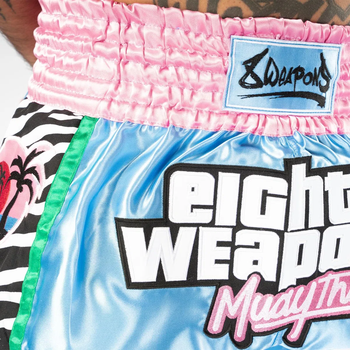 8 Weapons Pantalones cortos de Muay Thai de Miami