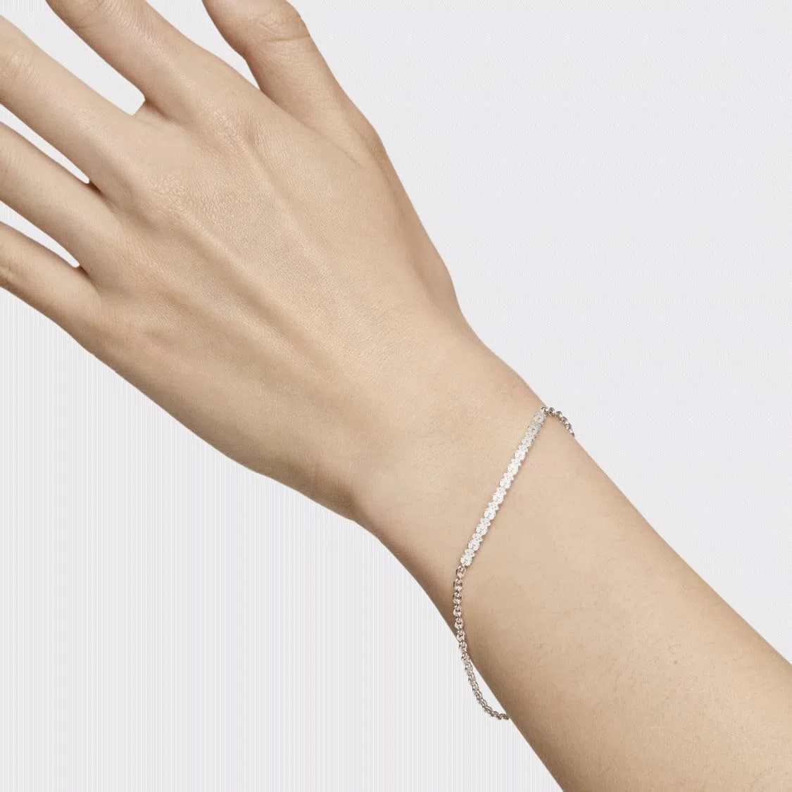 TOUS Pulsera de Plata de Primera Ley para Mujer con Motivo de 3.4cm, 17.5 cm de Largo, Clásica y Elegante, Colección Straight