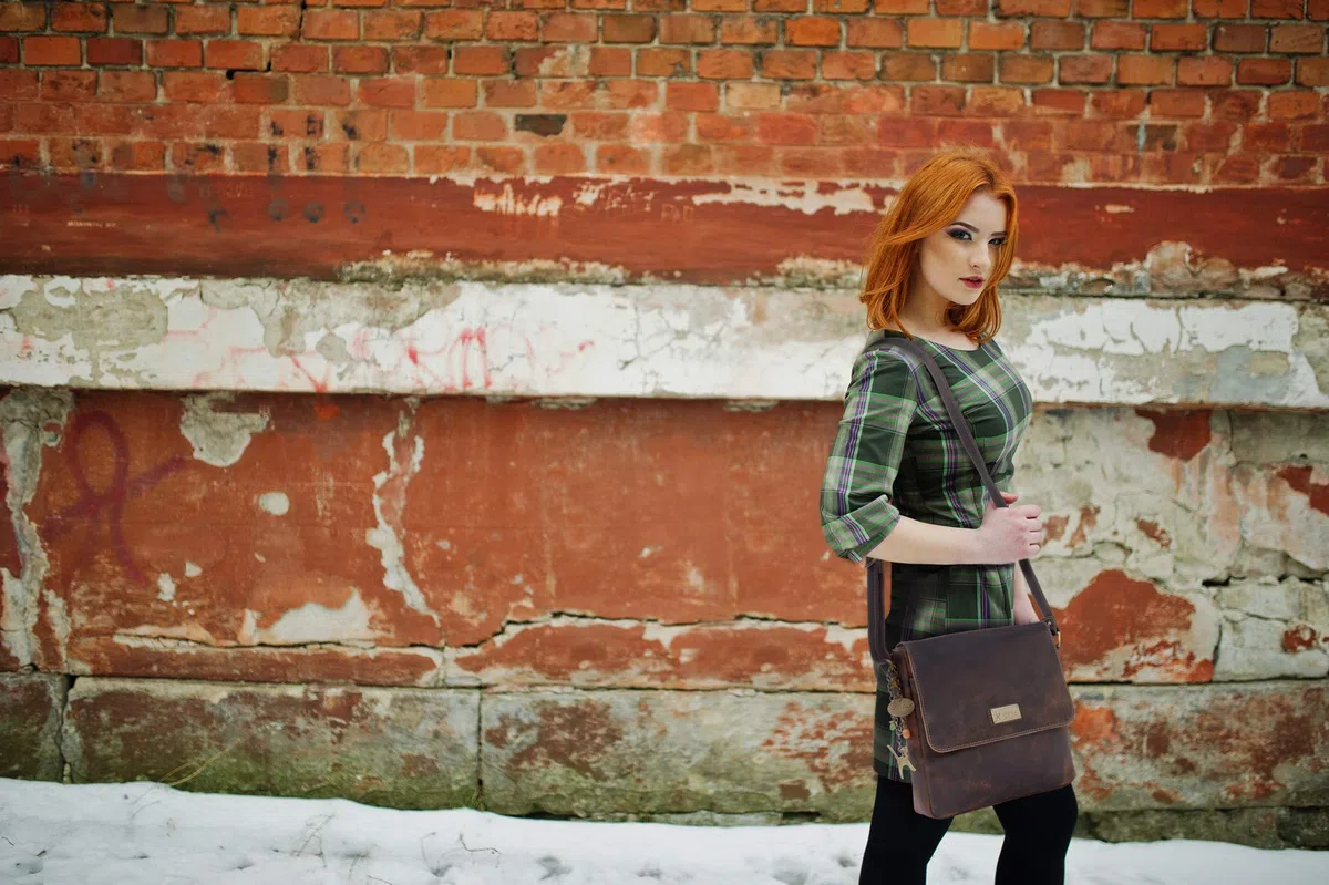 Catwalk Collection Handbags - Bolso Bandolera de Mujer - Bolso Cruzado Mediano de Piel - Messenger Bag de Cuero Envejecido - Sabine M