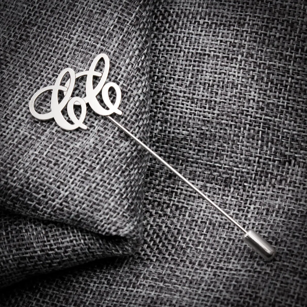 Alfiler de Solapa Personalizado con Iniciales en Plata de Ley 925 – Accesorio Elegante para Traje, Boda y Eventos – Regalo Original para Novio