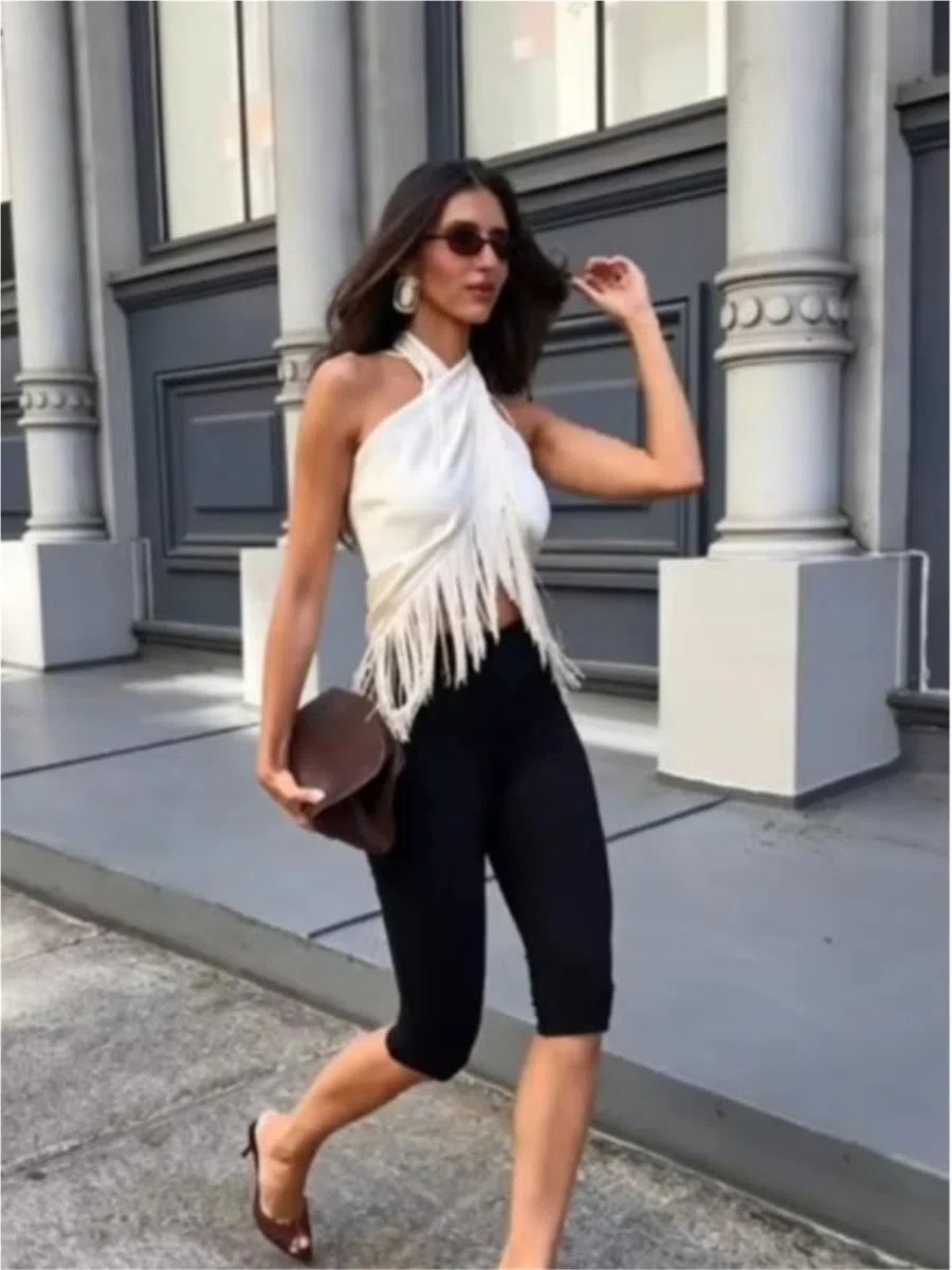Crop Delantero Cruzado con Flecos y borlas Halter de satén Beige | Chaleco corto sin mangas, ropa urbana de verano, top nocturno, detalle de flecos