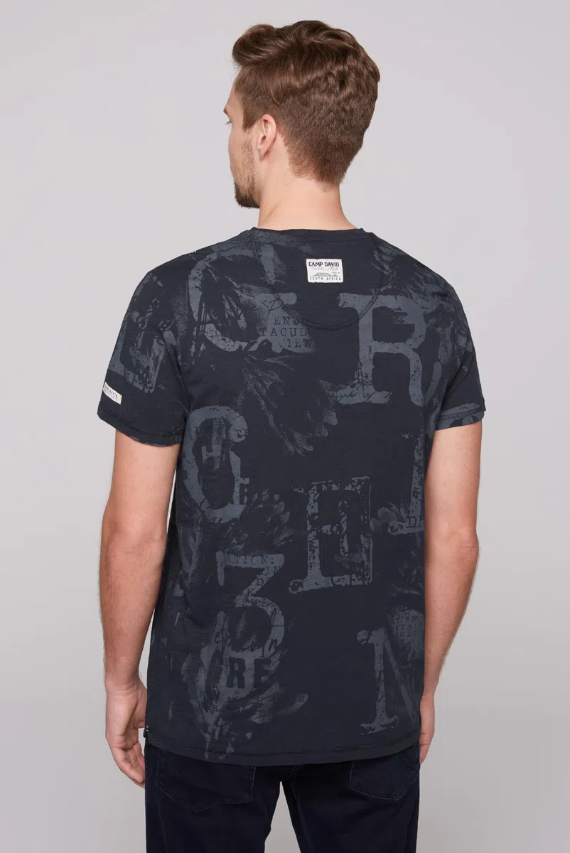 Camp David Camiseta para hombre con cuello en V con todo el estampado