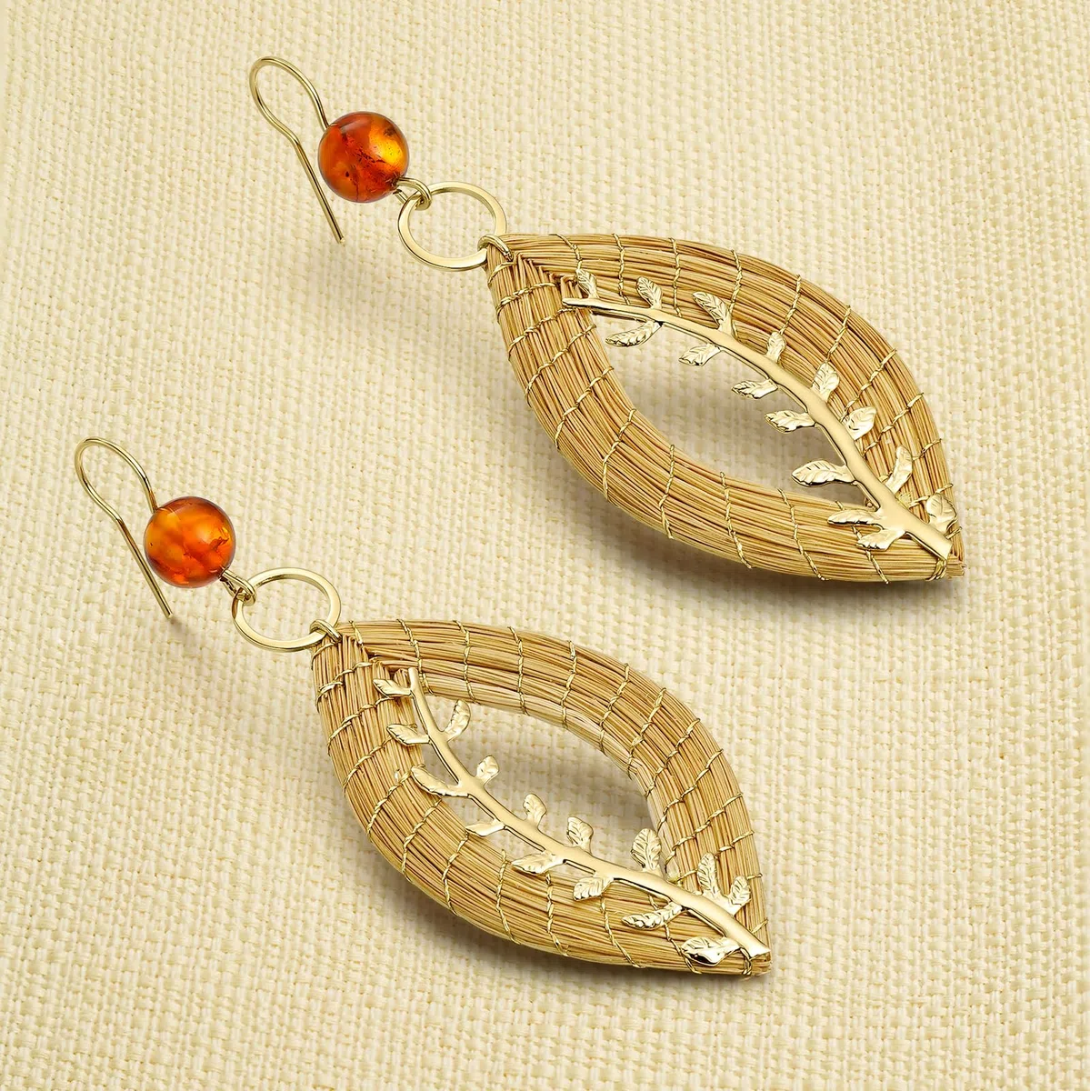 Pendientes Hoja Abierta de Oro Vegetal con Ámbar 55 mm - Vera Navarro | Joyería de Fibra Natural
