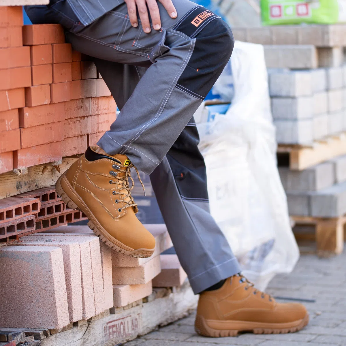 BLACK HAMMER Botas Seguridad para Hombre, Puntera de Acero, Antideslizantes, Piel de Ante, S3 SRC, Adecuado para Lugares de Trabajo y Almacenes, Calzado de Trabajo Ligero y Elegante Ryder (43 EU)