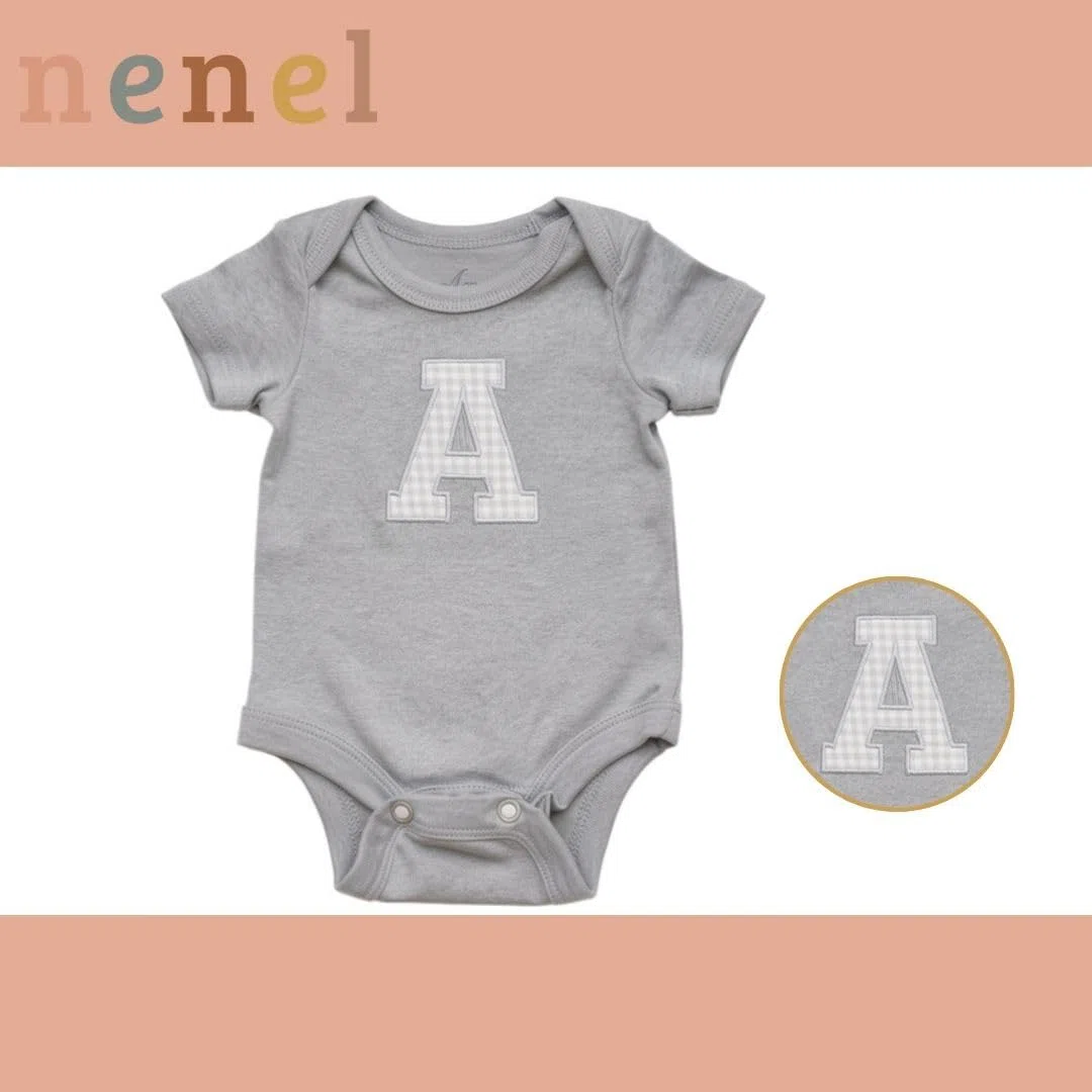 Nenel Conjunto Bebé 3 piezas personalizado – Body, gorro y oso para neonatos con nombre e inicial – Set nacimiento 3 piezas body, gorrito y peluche – Regalo recién nacidos - Manga corta