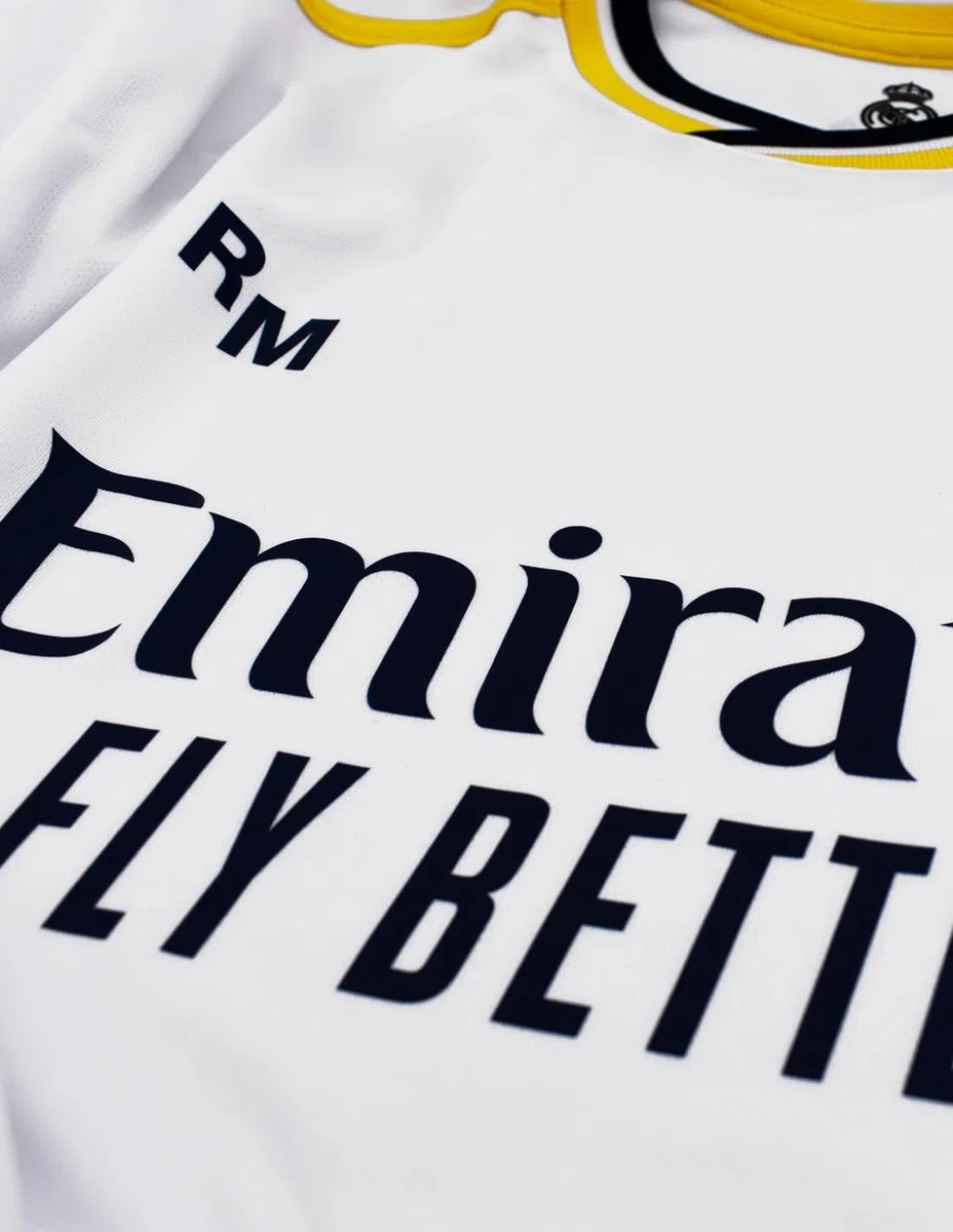 Real Madrid Conjunto Niño Camiseta y Pantalón Primera Equipación de la Temporada 2023-2024 - Vini JR. 7 - Replica Oficial con Licencia Oficial - Niño (4 Años)