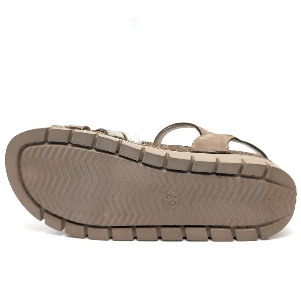 WALK & FLY 8580-50950 PIEL BEIG - Sandalia de piel beige con plantilla acolchada, cierre de gancho y bucle ajustable y suela poliuretano ligera antideslizante. Cuña 2 cm.
