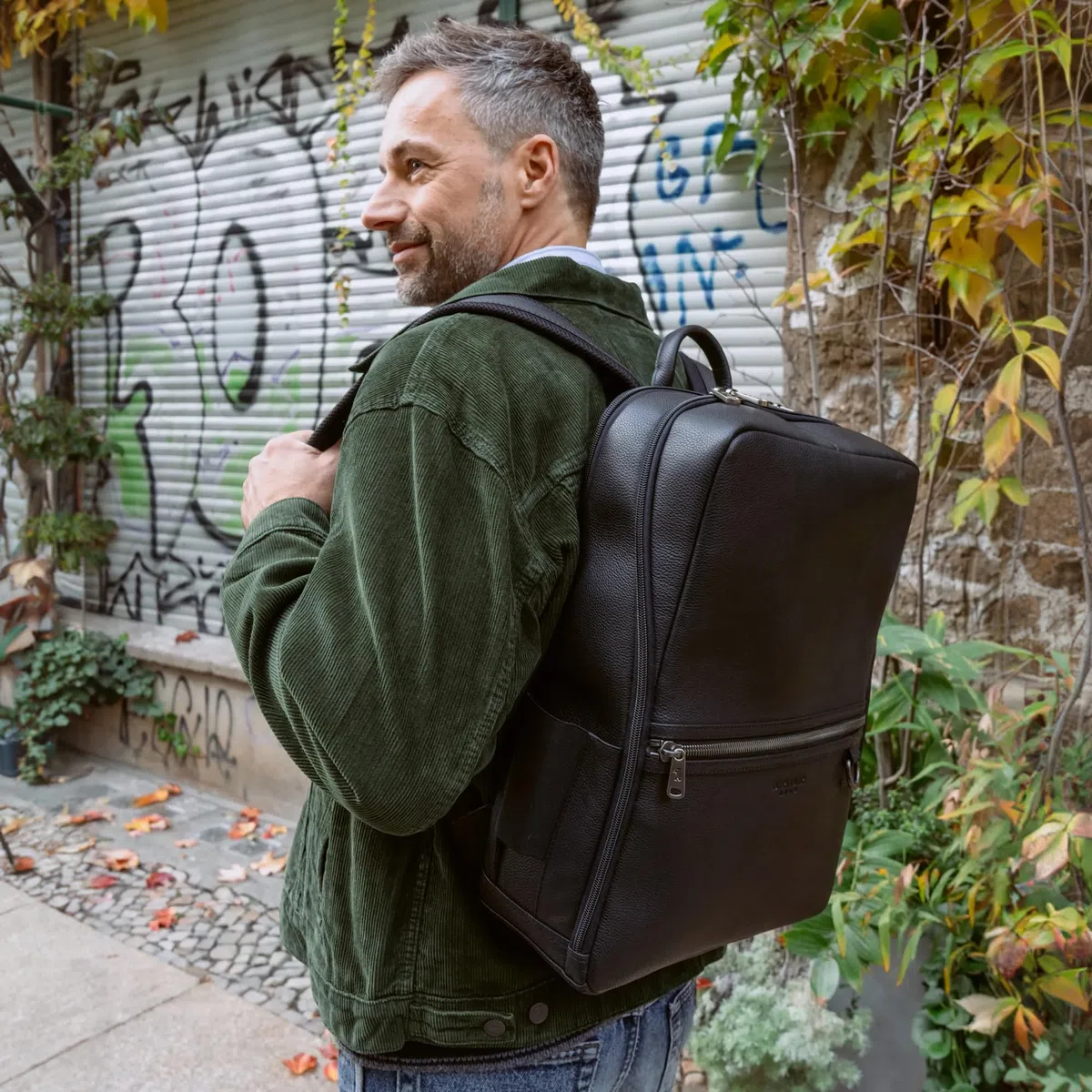 Berliner Bags Mochila Helsinki de Piel para Portátil 17", Mochila Business con RFID para Hombre y Mujer - Negro