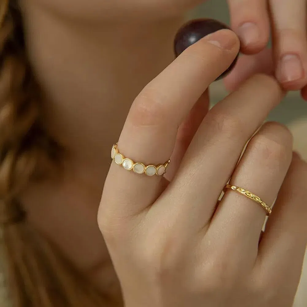 generic Anillo ligero chapado en oro de 14 quilates con detalle de perla, joyería de moda para mujer, tallas 6/7/8 disponibles, ajuste cómodo elegante, uso diario y ocasión, Metal