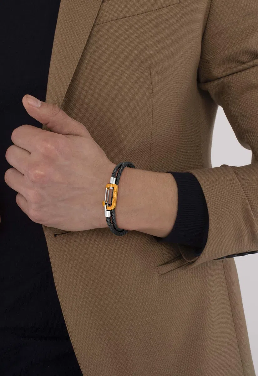 Lacoste Pulseras de Cuero de Doble Vuelta para Hombre Colección MATT con Cierre de Mosquetón de Color – Disponibles en Marrón, Azul Marino o Negro