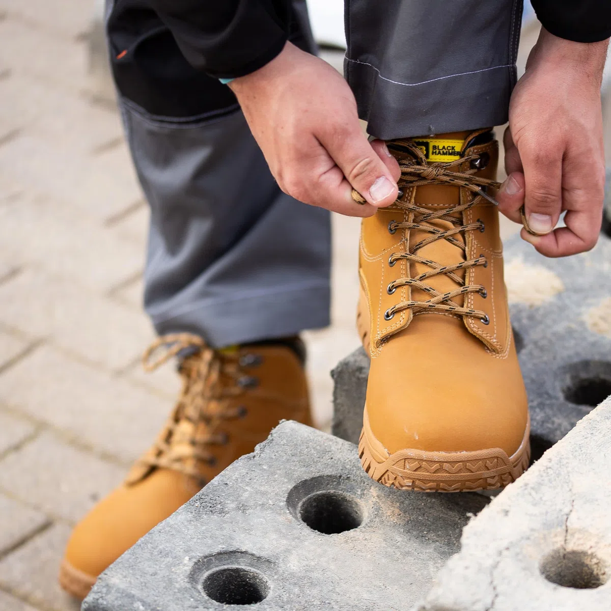 BLACK HAMMER Botas Seguridad para Hombre, Puntera de Acero, Antideslizantes, Piel de Ante, S3 SRC, Adecuado para Lugares de Trabajo y Almacenes, Calzado de Trabajo Ligero y Elegante Ryder (43 EU)