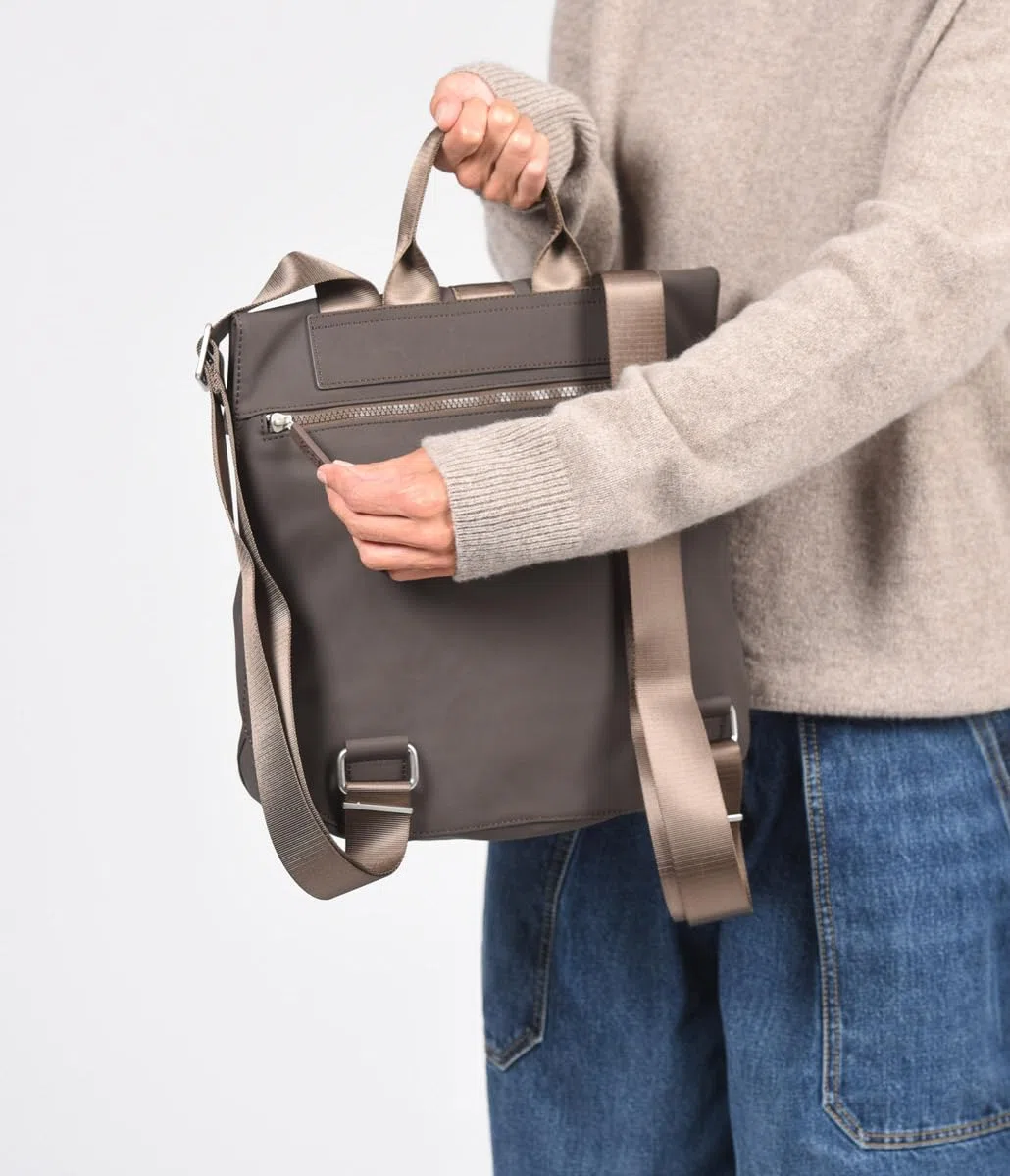 KCB Mochila Antirrobo Grande Chain | Seguro | 100% Vegano | Color Negro | Diseño Seguro y Espacioso | Bolsillos Multiusos con Cremallera | Material Resistente | Asas Ajustables