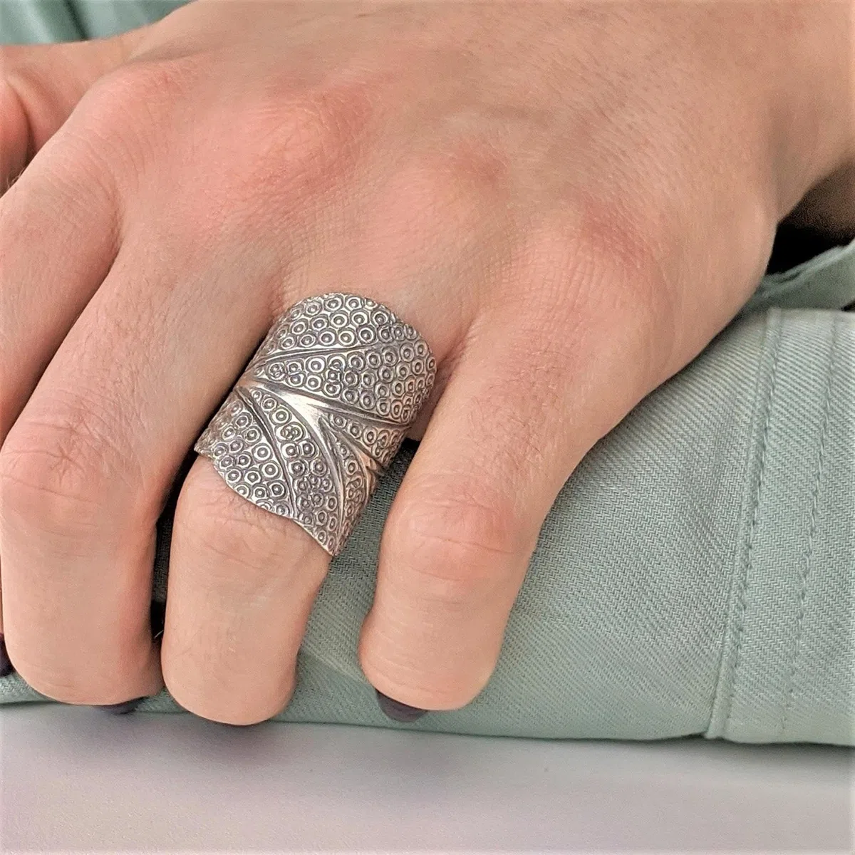 81stgeneration Hill Tribe Anillo de Plata con Forma de Árbol | Anillo Ancho Ajustable con Patrón de Círculo Grabado | Joyas Únicas Inspiradas en la Naturaleza para Mujer | Anillos de Hojas Bohemios