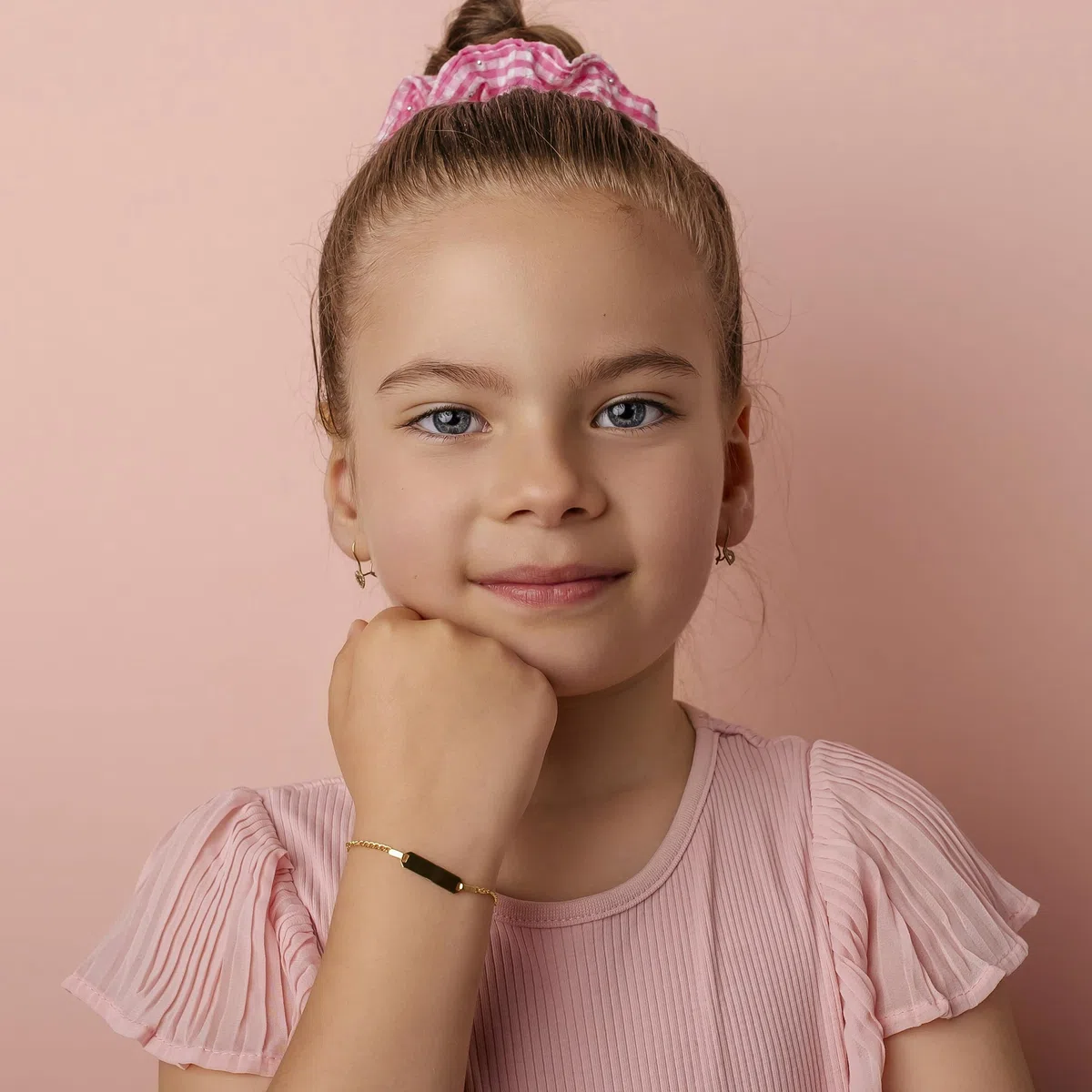 Sakrami Pulsera infantil Holly de oro de 9 kt con placa + Joya con caja personalizada + Idea de regalo para ocasiones especiales de nacimiento, bautizo y comunión + Caja de regalo personalizada