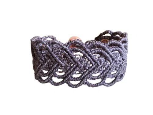 Pulsera macrame corazones lila oscuro hecha a mano con hilo encerado Mide aprox. 17 cm. de largo y 3 cm. de ancho .Cierra con botón