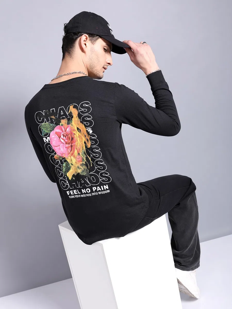 The Indian Garage Co Camiseta de cuello redondo con estampado gráfico en la espalda para hombre