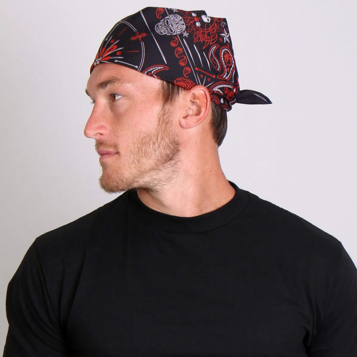 Hot Leathers Paisley Skulls Bandana (Negro/Rojo, 21" x 21")