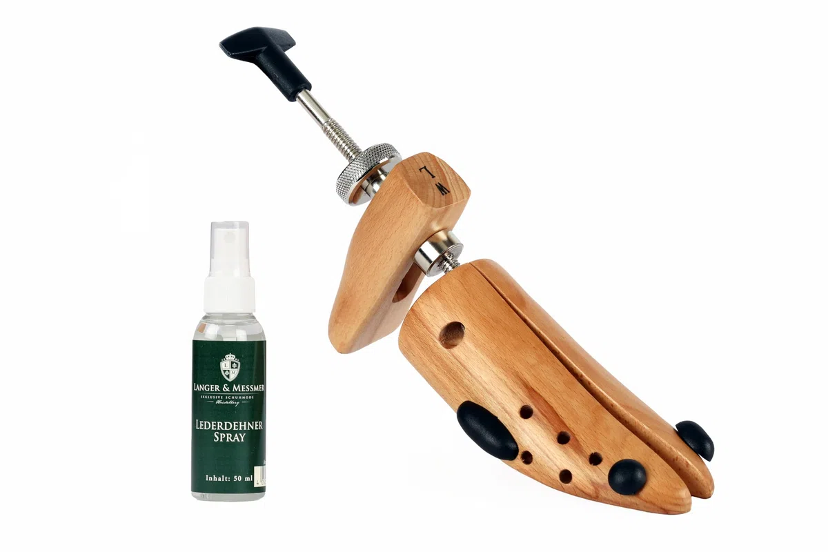 Langer & Messmer alargador de zapatos para hombre contra pellizcos en zapatos o botas - de madera maciza de haya y mecanismo metálico - se estira a lo ancho y a lo largo incl. spray alargador de cuero