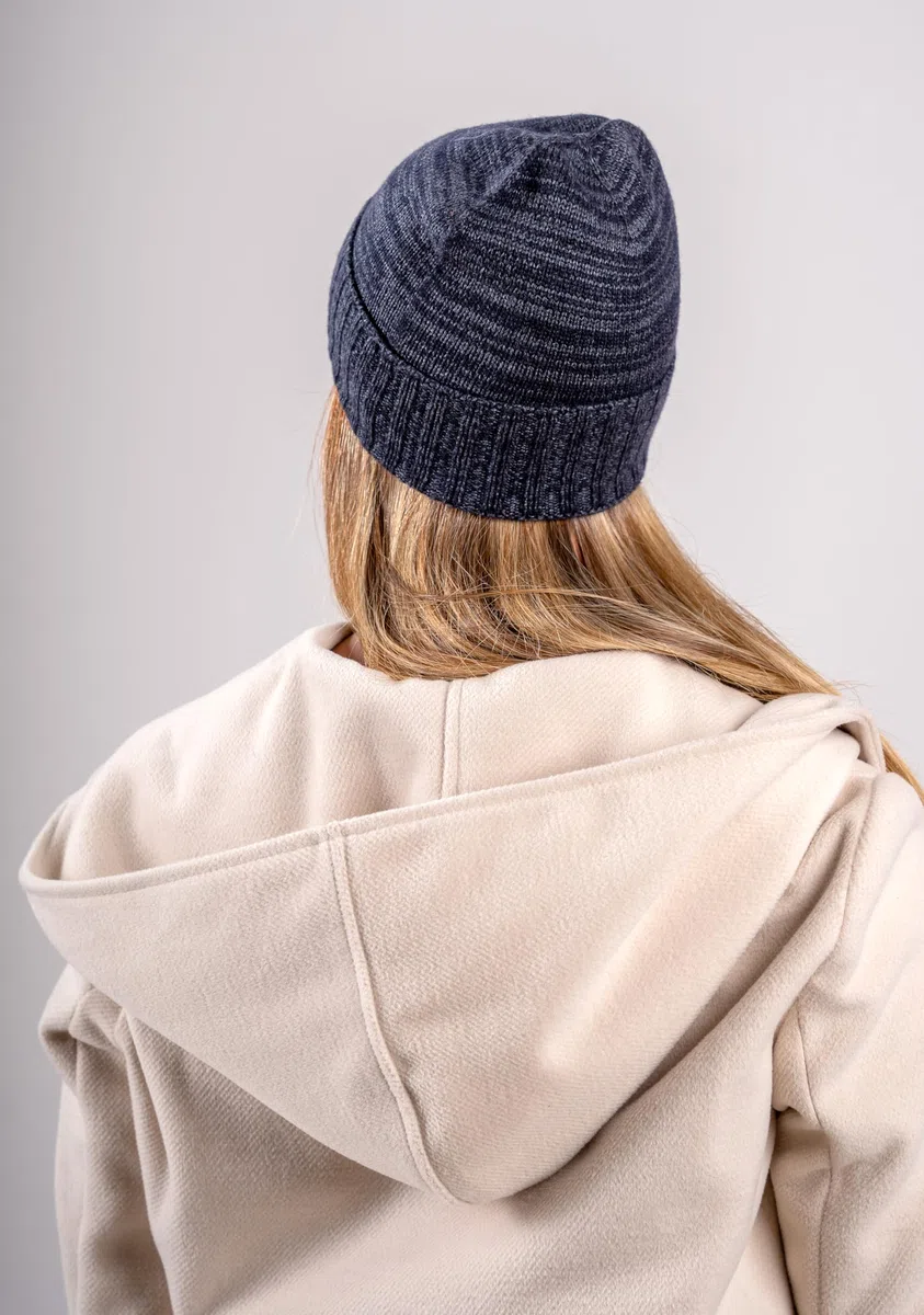 CLASSE77 – Gorro de lana (70%) mezcla de cachemira (30%) con solapas acanaladas – Unisex – 100% Made in Italy – Artesanal, Azul y gris jaspeado, Talla única