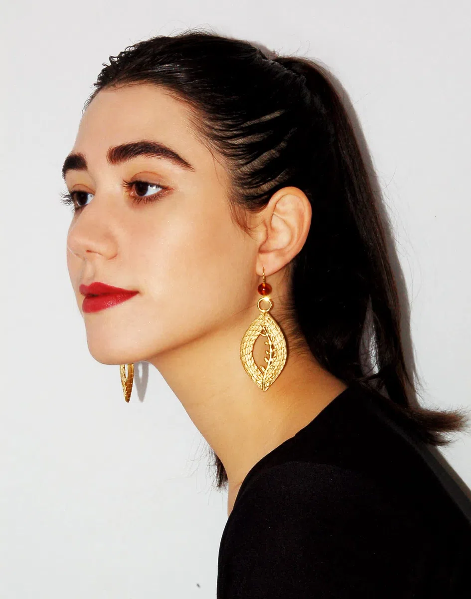 Pendientes Hoja Abierta de Oro Vegetal con Ámbar 55 mm - Vera Navarro | Joyería de Fibra Natural
