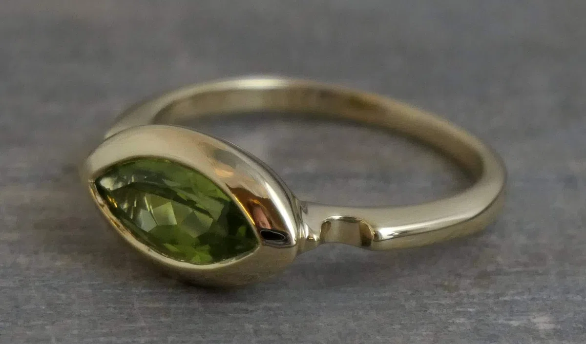 Anillo de Plata de Ley con baño de oro y Peridoto Marquesa
