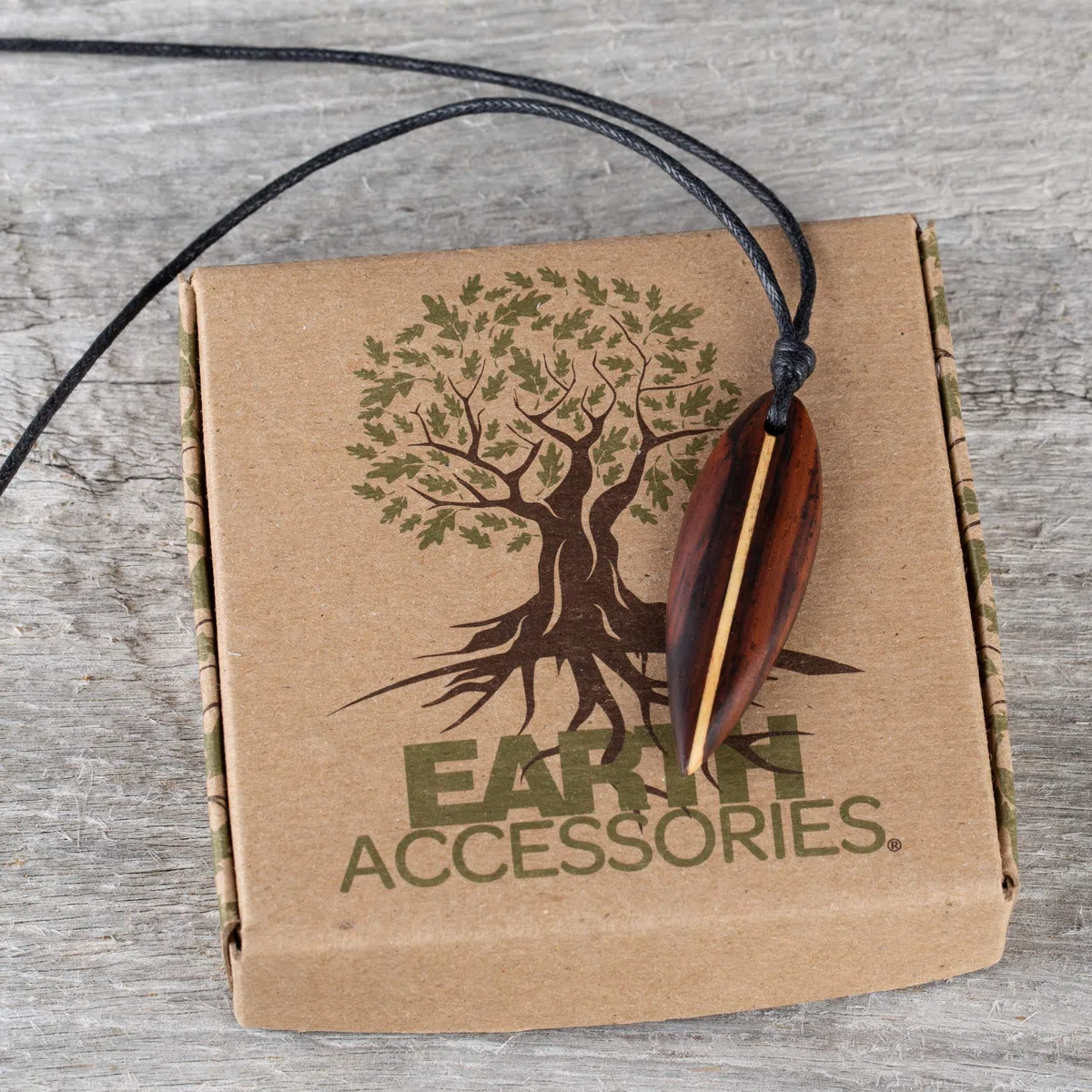 Earth Accessories - Collar con colgante de tabla de surf ajustable con madera orgánica pintada para playa o surfista