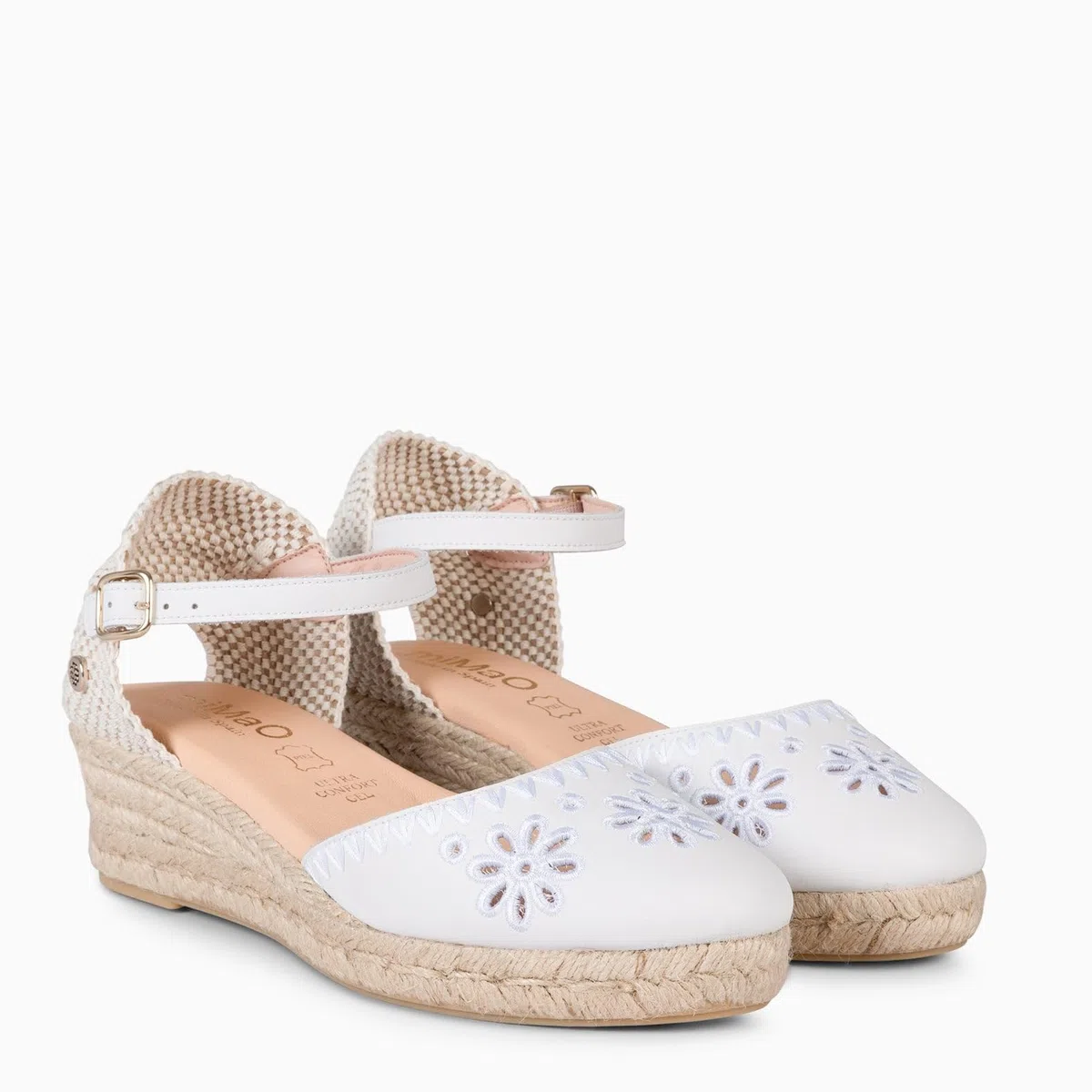 miMaO. Sandalia elegante de esparto de piel con grabado y cuña baja. Artesanía Española