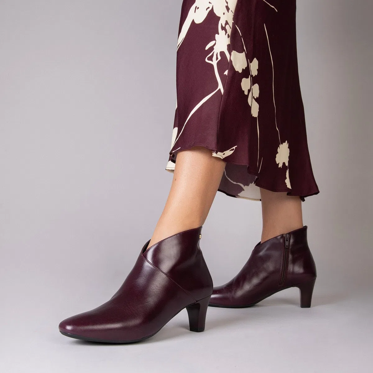 miMaO. Botines elegantes de tacón bajo con escote en V en piel. Hecho en España