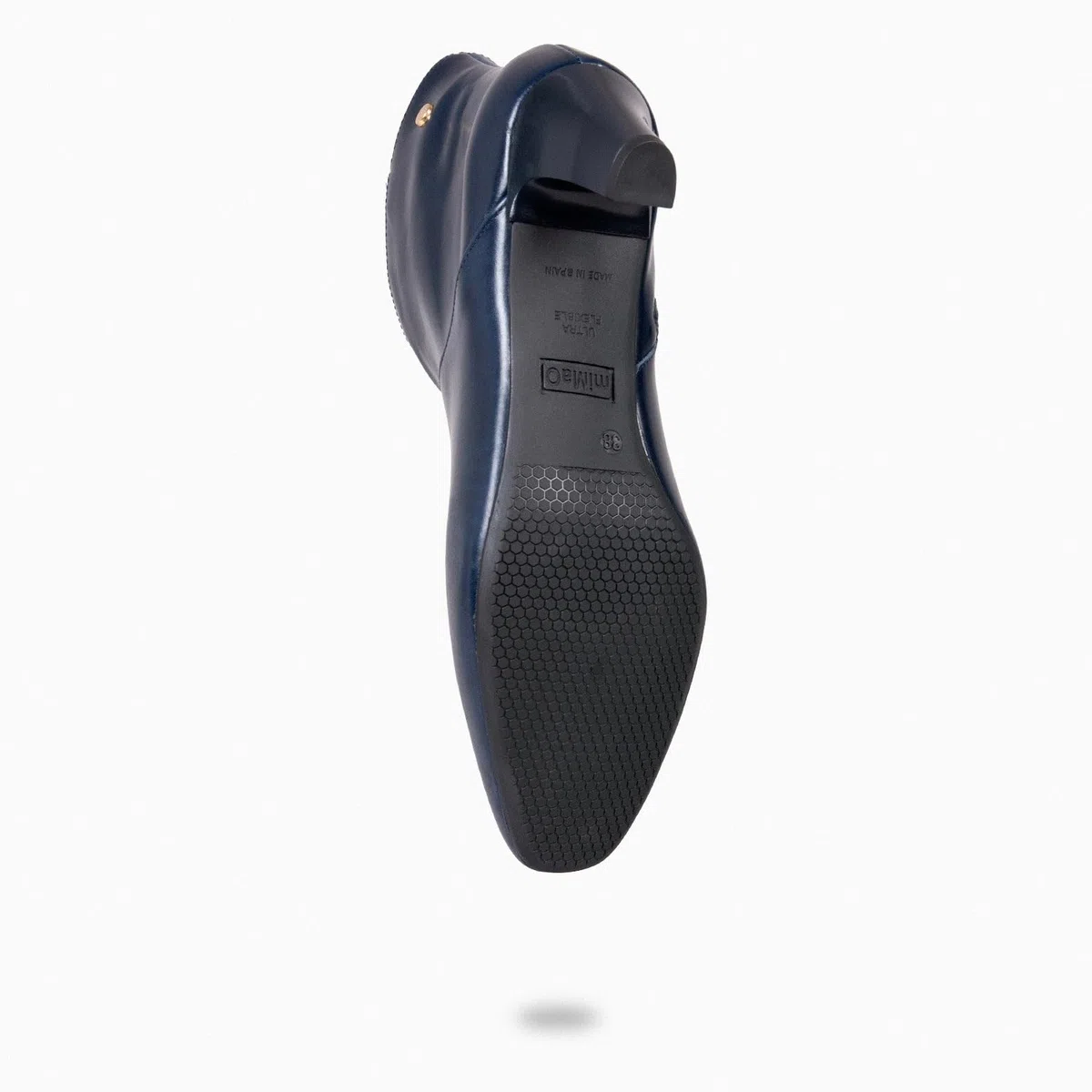 miMaO. Botines elegantes de tacón bajo con escote en V en piel. Hecho en España