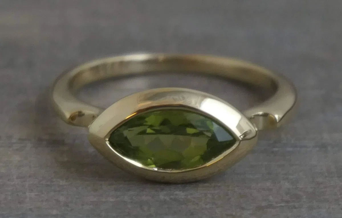 Anillo de Plata de Ley con baño de oro y Peridoto Marquesa