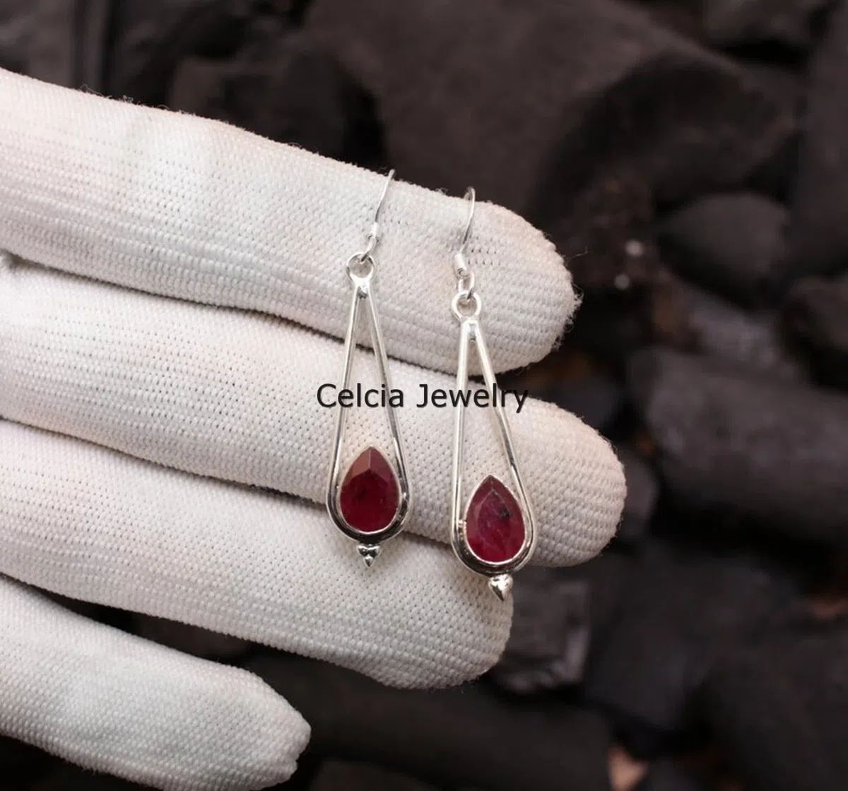 Pendientes colgantes de plata de ley 925 maciza para mujer, pendientes de piedra natal de julio hechos a mano únicos con piedra preciosa de pera facetada de rubí genuino