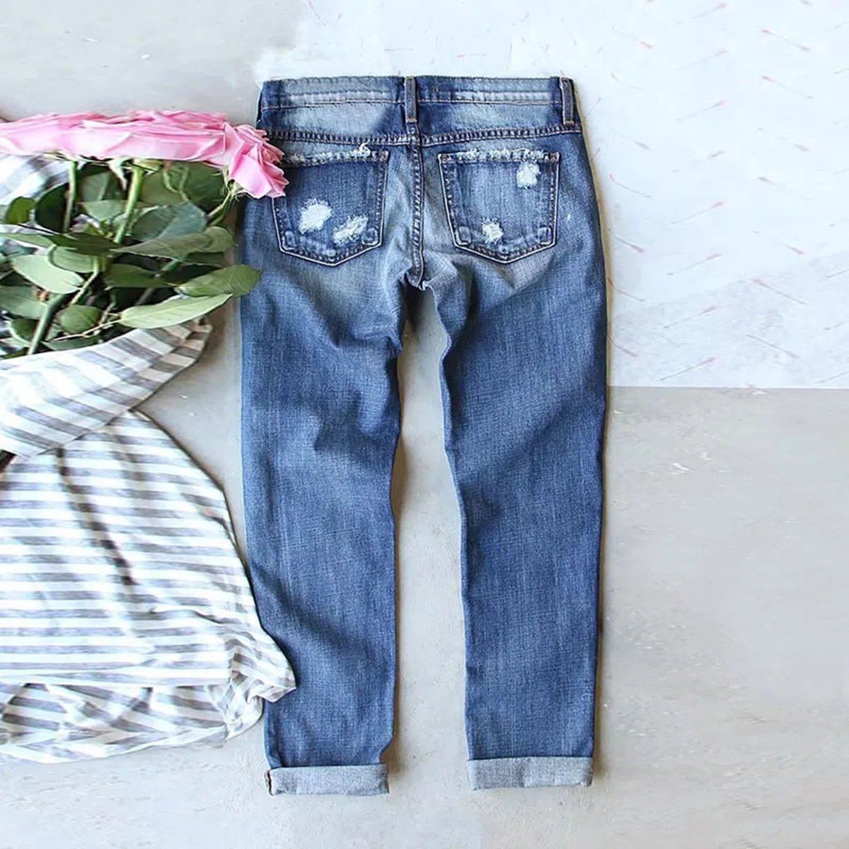 Pantalón Vaquero Recto de Mujer con Diseño Perforado y Estampado Urbano para un Estilo Callejero Moderno y Versátil