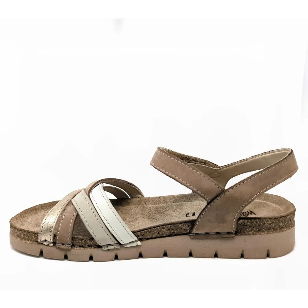 WALK & FLY 8580-50950 PIEL BEIG - Sandalia de piel beige con plantilla acolchada, cierre de gancho y bucle ajustable y suela poliuretano ligera antideslizante. Cuña 2 cm.