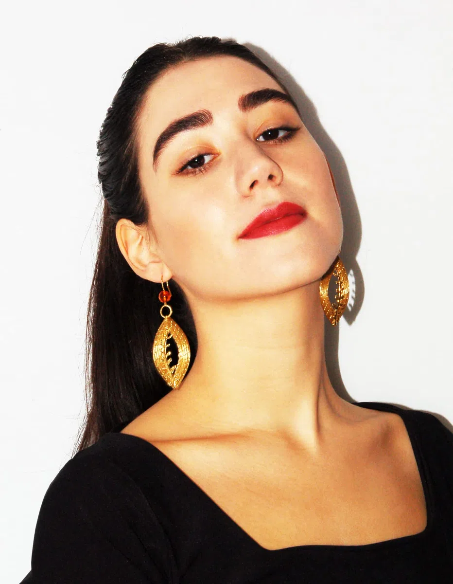 Pendientes Hoja Abierta de Oro Vegetal con Ámbar 55 mm - Vera Navarro | Joyería de Fibra Natural